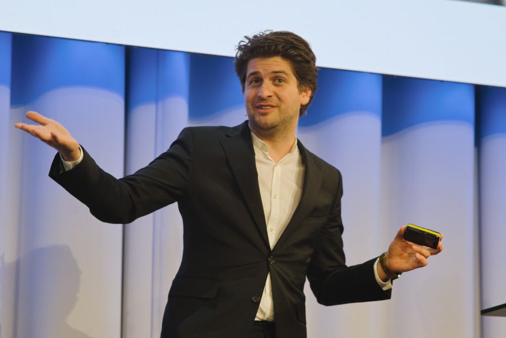 Der Berner Komiker Patrick “Karpi” Karpiczenko gab Einblicke ins Thema und die Grenzen von Künstlicher Intelligenz (KI). Bild: Markus Senn.