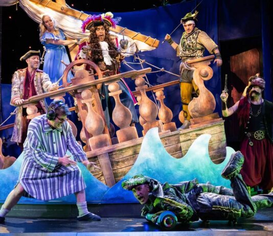 „Peter Pan Goes Wrong“ – ein Mega-Brüller ! Doktorandin Sina Ruhstaller analysiert Abriebpartikel von Plastikprodukten. Image: Empa