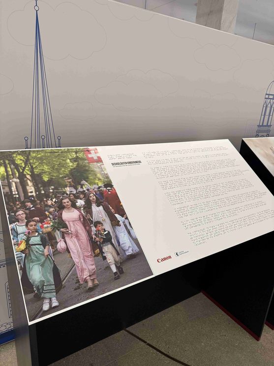 Die beiden Reliefdrucke zeigen ikonische Szenen des Zürcher Frühlingsfests Sechseläuten – den Kinderumzug und die Böögg-Verbrennung. Quelle: Canon.