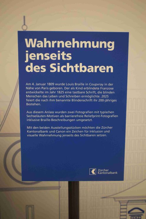 Die ertastbaren Fotografien laden auch sehende Besucher:innen dazu ein, sich in die Perspektive sehbeeinträchtigter Menschen hineinzuversetzen. Quelle: Canon.