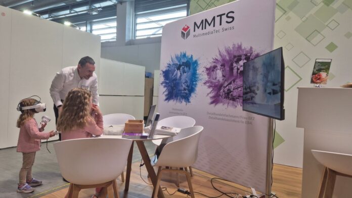 Kinder und Jugendliche hatten die Möglichkeit, mit einer VR-Brille erste Eindrücke in die Berufswelt zu gewinnen. Bild: MMTS.