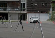 E-Auto gewinnt Lärmduell Auf der rund 100 Meter langen Teststrecke im TCS Fahrzentrum Stockental analysierten die Empa und der TCS den Lärmpegel von Elektro- und Verbrennungsfahrzeugen – bei konstanter Geschwindigkeit und beim Beschleunigen. Foto: TCS
