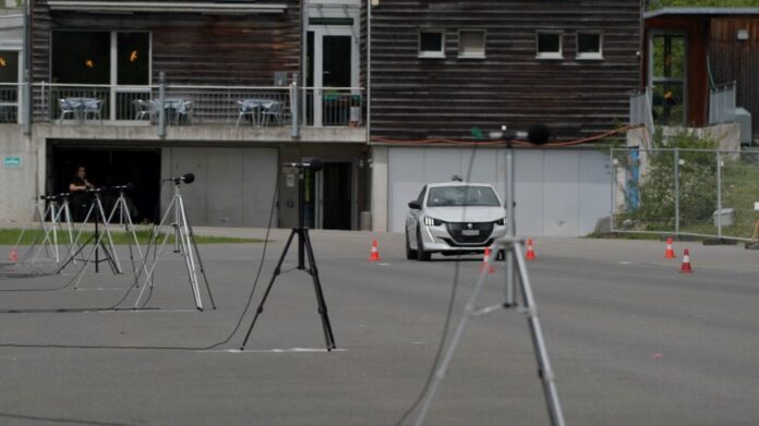 Auf der rund 100 Meter langen Teststrecke im TCS Fahrzentrum Stockental analysierten die Empa und der TCS den Lärmpegel von Elektro- und Verbrennungsfahrzeugen – bei konstanter Geschwindigkeit und beim Beschleunigen. Foto: TCS