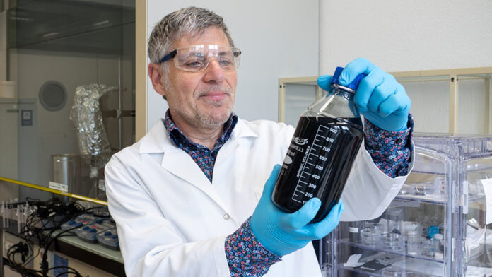 Empa-Forscher Jakob Heier mit der Drucktinte, die hochwertiges Graphen enthält – und ist trotzdem günstig herzustellen ist. Bild: Empa