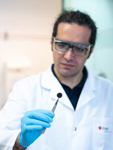 Empa-Forscher Vahid Charkhesht mit einer Graphen-Elektrode für einen Superkondensator. Bild: Empa