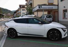 E-Autos teilen und intelligent laden Beim Laden von Elektroautos besteht ein Zielkonflikt zwischen niedrigen Stromkosten und geringen CO ₂-Emissionen. Bild: Beat Eglin, https://www.presstime.ch/.