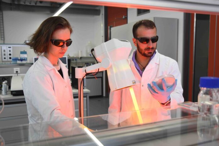 Die Empa-Forschenden Paula Bürgisser und Giacomo Reina vom «Nanomaterials in Health» Labor in St. Gallen. Bild: Empa