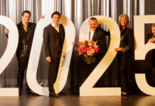 Wie der Clown Roli «25 Jahre Circus-Traum Conelli» feiert Grosse Wertschätzung für eine grosse Circus-Persönlichkeit zu ihrem 25. «Betriebsjubiläum». V.l.n.r.: Jeremy Gasser, Tyron Gasser, Jubilar Roli Noirjean, Cindy Gasser und Roby Gasser. (Foto: Selbstauslöser Tyron Gasser’s Kamera)