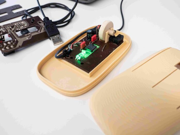 Bei dieser Computermaus besteht nicht nur das Gehäuse aus bioabbaubarem Material, sondern auch die Leiterplatte. Bild: Empa