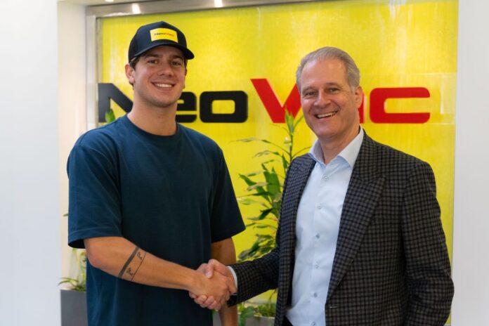 Patrik Lanter (re.), CEO der NeoVac Gruppe, und Noè Ponti freuen sich über die offizielle Partnerschaft. Bild: NeoVac.