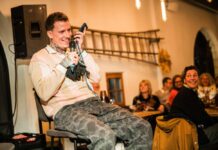 Wenn in Arosa gelacht wird Die Night Session im Güterschuppen etablierte sich erneut als feste Grösse im Programm. 6. Dezember 2025 | © Arosa Tourismus / Stefan Bohrer