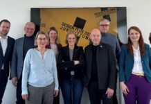 Light + Building vergibt Designplus Award Teilnehmer der Jurysitzung v.l.n.r.: Steffen Larbig (Leiter Brandmanagement Light + Building), Andreas Habermehl (Geschäftsführer Technik und Berufsausbildung, ZVEH – Zentralverband der Deutschen Elektro- und Informationstechnischen Handwerke), Ulrike Brandi (Geschäftsführerin Ulrike Brandi Licht), Annika Egloff-Schoenen (Geschäftsführerin Fachverlag Dr. H. Arnold Verlag), Franziska von Schumann (Herausgeberin und Vorstandsmitglied der Stylepark AG), Prof. Amandus Samsøe Sattler (ensømble Studio Architektur, Präsident DGNB e.V.), Robert Volhard (Gründer, Herausgeber und Vorstandsmitglied der Stylepark AG), Anna Moldenhauer (Chefredakteurin Stylepark Magazin und Plattform für Architektur und Design), Anna Pauler (Organisation und Events Light + Building). Quelle: Messe Frankfurt Exhibition GmbH