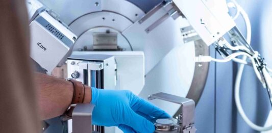 Was die Empa und ESA erforschen Der Zwilling dieser Probe befindet sich auf der Aussenseite der ISS als Teil des «SESAME»-Experiments. Bild: Empa