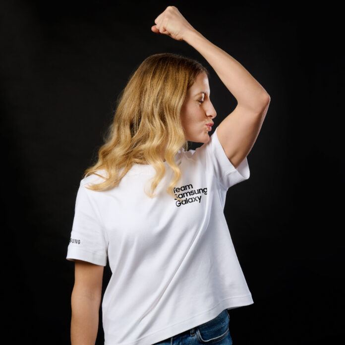 Mit ihrer Leidenschaft für Geschwindigkeit und Wettkampfgeist steht die Westschweizerin Fanny Smith, Weltmeisterin im Skicross, für Entschlossenheit und Resilienz. Nach mehreren Rückschlägen kämpfte sie sich immer wieder zurück an die Weltspitze. Quelle: Samsung. «‹Open Always Wins› erinnert mich daran, dass wahre Stärke oft aus Offenheit entsteht – daraus Fehler zu akzeptieren, sich immer wieder neu zu erfinden und niemals aufzugeben.», erklärt die leidenschaftliche Skicross-Athletin.