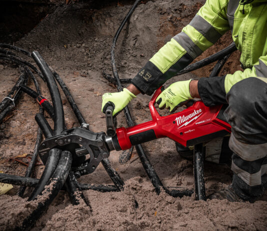 Massgeschneidertes für das Elektrohandwerk Milwaukee: Der hydraulische Akku-Sicherheits-Kabelschneider M18 HSFC125R-802C