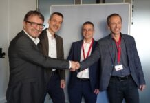 Die BFH und das Bakom partnern Von links: René Dönni (BAKOM, stellvertretender Direktor), Olivier Pauchard (BAKOM, Vizedirektor), Roman Merz (BFH, Fachbereichsleiter Elektrotechnik und Informationstechnologie), Roger Filliger (BFH, Leiter Departement Technik und Informatik ad interim).