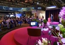 Was an der Light + Building zu sehen ist Im Lichtbereich ist die Design Plaza, Halle 3.1, zentraler Treffpunkt für Gesprächsrunden, Fachvorträge sowie Startpunkt für geführte Rundgänge. Quelle: Messe Frankfurt Exhibition GmbH / Pietro Sutera